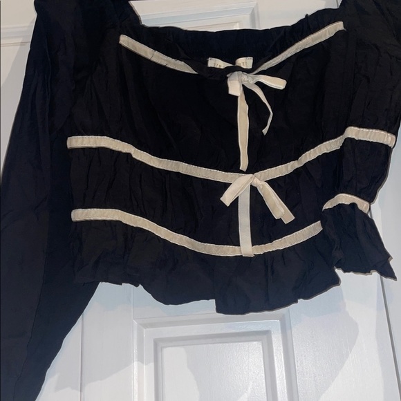 Thirty Thirty Black Long Sleeve Top with Cream Accents - Picture 3 of 5